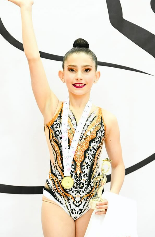 SPANISH MEDALS AT GUIMAGYM CUP
(OPEN THREAD 1/2)

FOUR SPANISH CLUBS 
25 MEDALS
16 GYMNASTS on podium!

📌CLUB HADAR
🥈María Paredes
🥉Valeria Barriga

📌CLUB NASHIRA
🥇María German
🥈Talía Sánchez
🥉Aitana Sánchez

📌CLUB VILAROUSA
🥇Sofía Otero

(NEXT POST)
#gimnasiaritmica