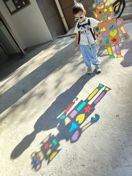 Kids can make their own robot friend* to keep. 
Found this creative #handmade #crafts project here:

🔗facebook.com/groups/upcycle…
*Adaptable to the season! Turkey or fall leaves,  Xmas trees (with ornaments), bunnies...
#ArtsAndCrafts