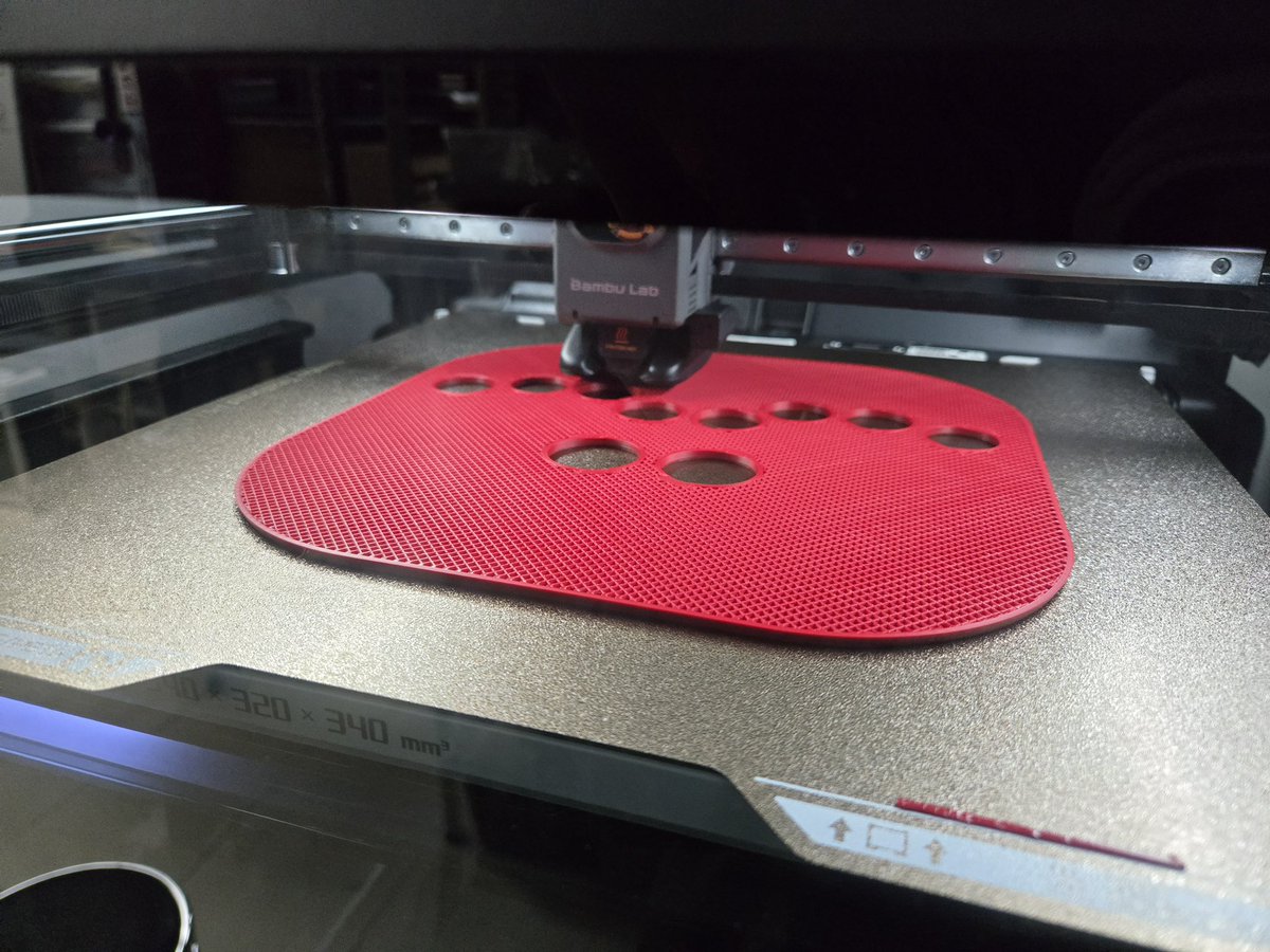 상판과 기존 프레임이 결합된 상태로, 
자석하판만 별도로 제작해서 붙이는 타입

넓은판으로 5T정도되니 마무리 다림질까지 총 8시간 정도가 걸린다.

한 색으로 깔끔하게 볼트구멍든 노출 없이 만들어지면
또 어떤 느낌일까 싶다.

이만큼 봤으니 일어나서 확인해두되겠어