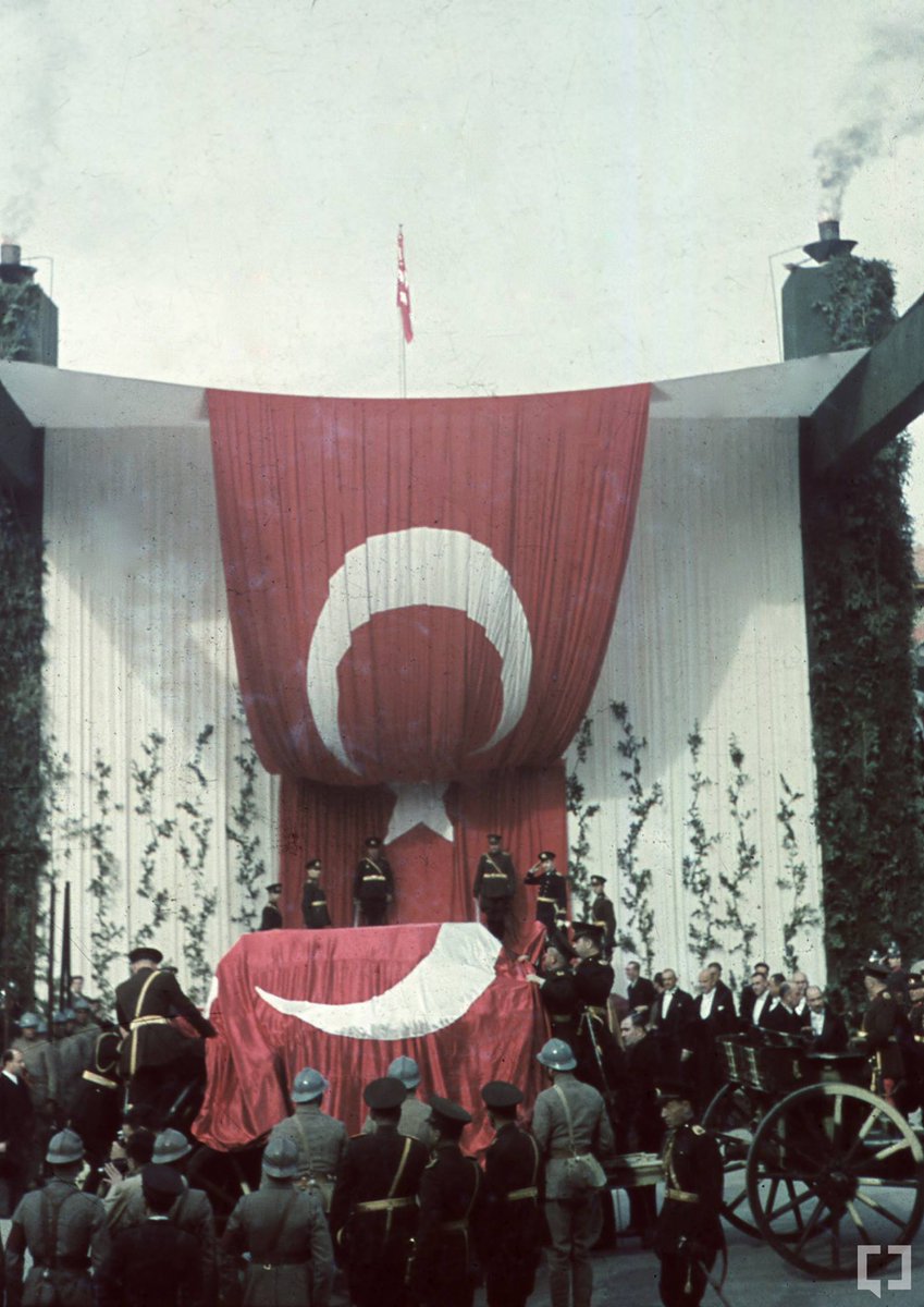 kronikkdokuman's tweet photo. Atamızın Aziz Naaşı Ankara'da. (20 Kasım 1938)

Gidiyor, rastgelmez bir daha tarih eşine... https://t.co/QP5yvRSewQ