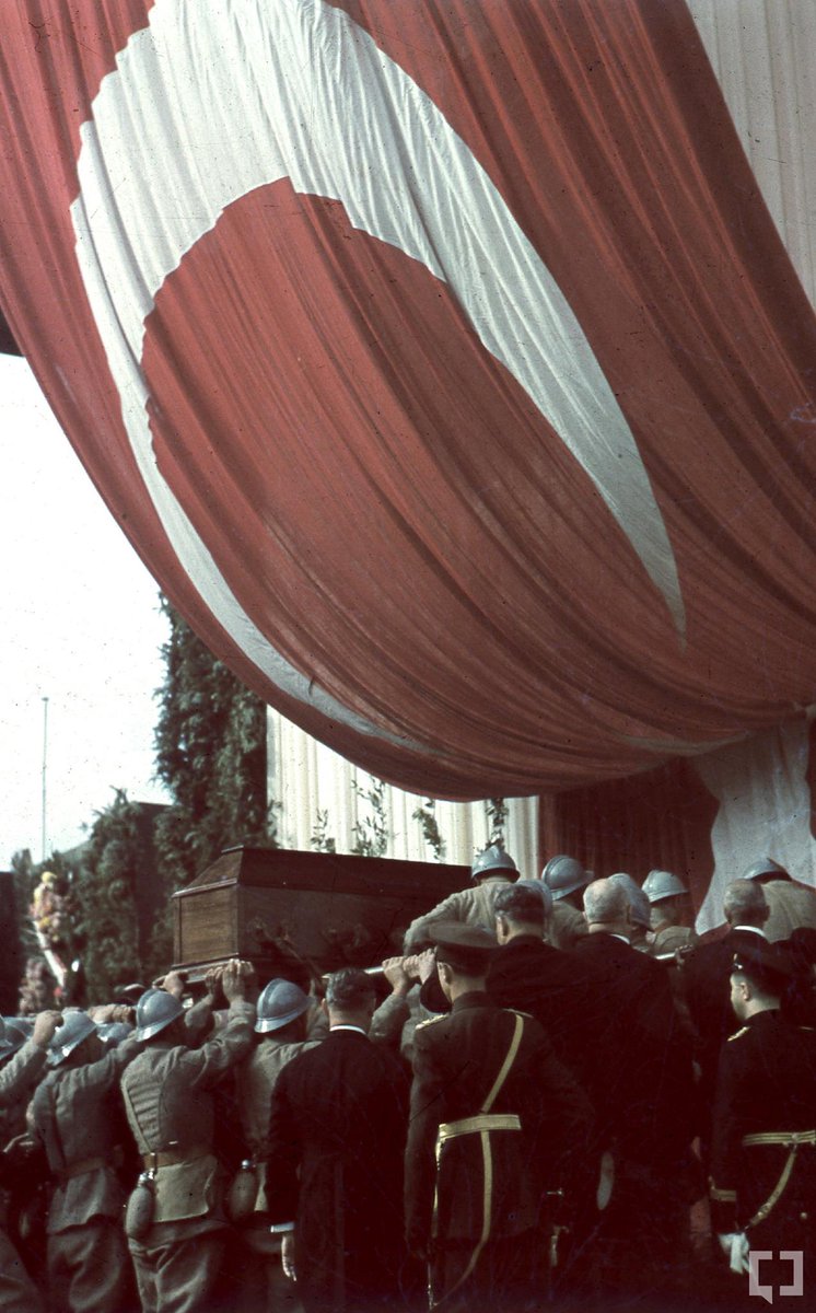 kronikkdokuman's tweet photo. Atamızın Aziz Naaşı Ankara'da. (20 Kasım 1938)

Gidiyor, rastgelmez bir daha tarih eşine... https://t.co/QP5yvRSewQ