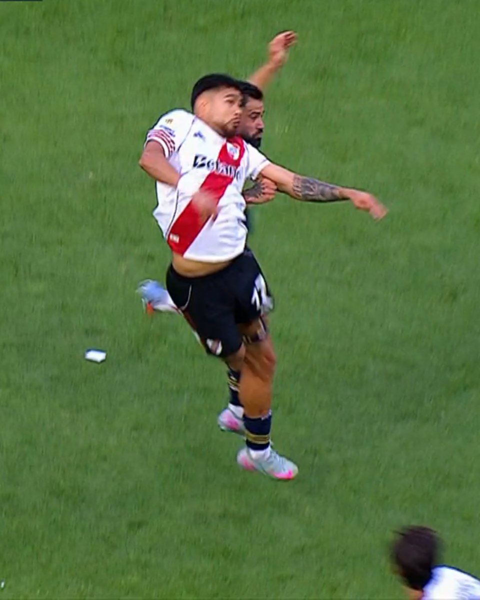 DiarioOle's tweet photo. ❗️LO QUE RECLAMÓ RIVER: EL CONTACTO DE MILTON GIMÉNEZ CON PAULO DÍAZ EN LA PREVIA AL GOL

Ramírez no vio infracción y desde el VAR tampoco consideraron que era necesario un llamado a revisión

Al final del primer tiempo, Boca le gana 1-0 a River por el tanto del Chango Zeballos https://t.co/uMPiAIzn6x