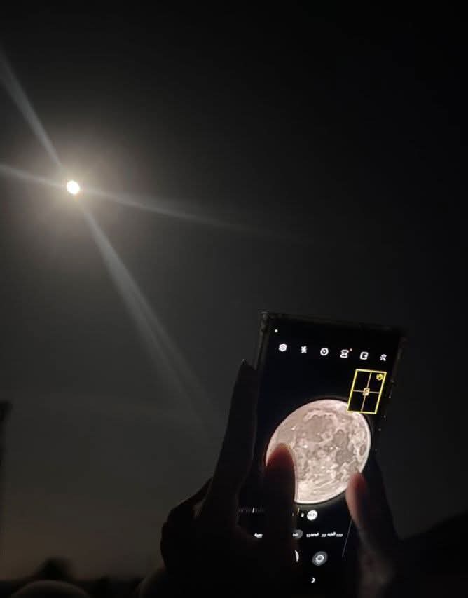 بِحبي لك شئ من الأنانية
فأنا أحبك لأبقى أنا
لأني إن لم أحبك
تعثر دقات قلبي بين الضلوع
بلا انحناءات شوق
ولا ارتجافات وجد
لأني قلت أحبك لأنسج منها قوافي
فإن لم أحب
تهاوشت الحروف على السطر
لأني أحبك
لم أعد أخشى ظلام الدنيا..
فشعاع الشمس على خديك
يكفي لأنسري في الليل
ملكا بين يدي قمر