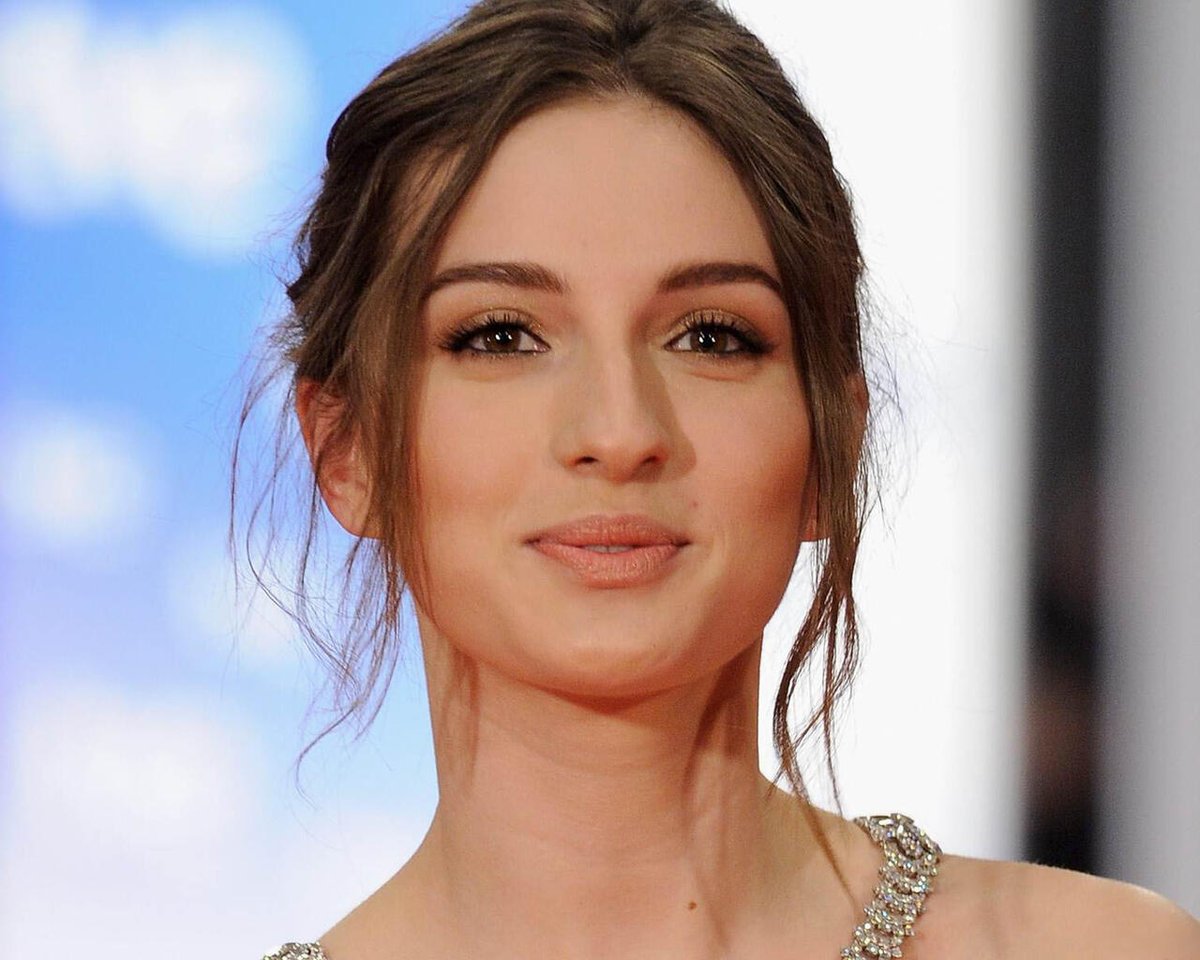 Dok je bio aktuelan film "Tri metra iznad neba", drug iz srednje istripovao da licimo, mada ja, sem krivog nosa, nikad nisam primetila slicnost 😅 #mariavalverde