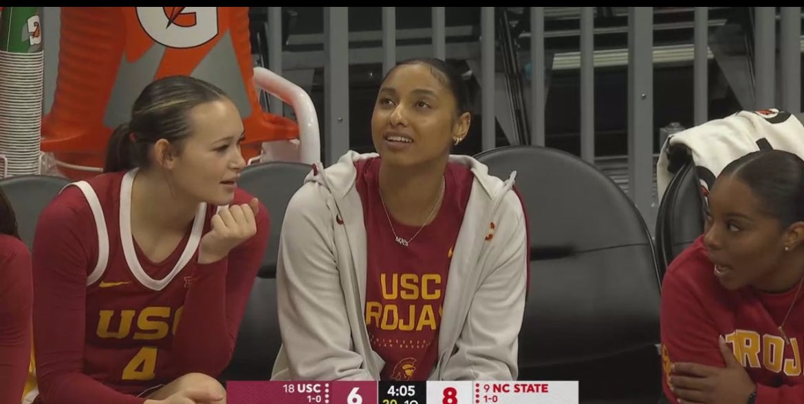 ilovepaidea's tweet image. Trying to distract me by juju #notmoved