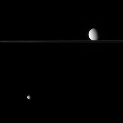 ahenk75's tweet image. Mimas (at bottom) &amp;amp; Rhea, on opposing sides, by @CassiniSaturn on July 6, 2007 jpl.nasa.gov/images/pia0901… #Space #Astronomy #Wonders of Universe, &amp;amp; this happens in our Solar System