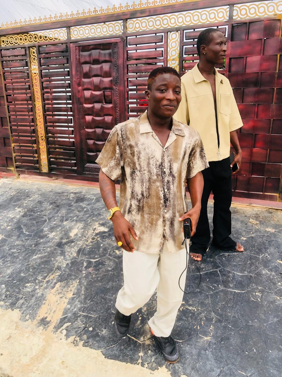 lostb___'s tweet image. Stay away from people who
ignore you until they need you.