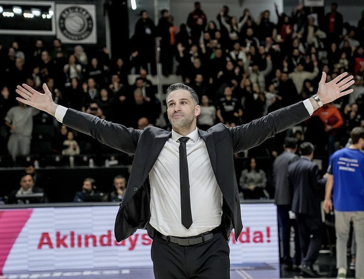 Bir tarafta milyon euroların havada uçuştuğu ama hiçbir şey vaad etmeyen futbol branşı..

Diğer tarafta ligde namağlup olan ve Eurocup da şampiyonluk, ligde final hayalleri kurduran basketbol branşı. 

Saygılar Dusan Alimpijevic  🫡