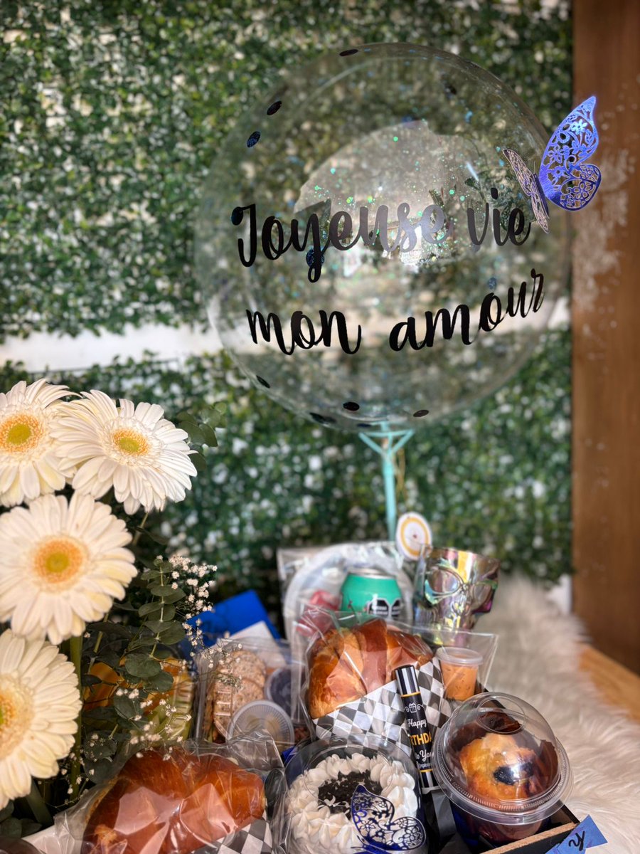 ♡ ;   no me importa qué tan fake sea esto, necesito mostrar y presumir el hermoso obsequio que me regaló el amor de mi vida por mi cumpleaños, siendo el segundo año consecutivo en que logra enviarme su amor desde cualquier parte. soy tan feliz, él me hace realmente feliz.