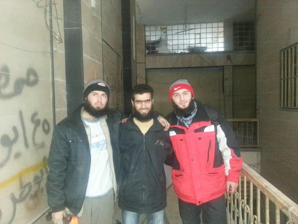 لقطة أرشيفية تعود إلى سنوات حصار مدينة حمص .
تُظهر الصورة مجموعة من أبناء المدينة 
ممن عاشوا تلك المرحلة من بينهم عبد الرحمن الأعمى، الذي يشغل اليوم منصب #محافظ_حمص