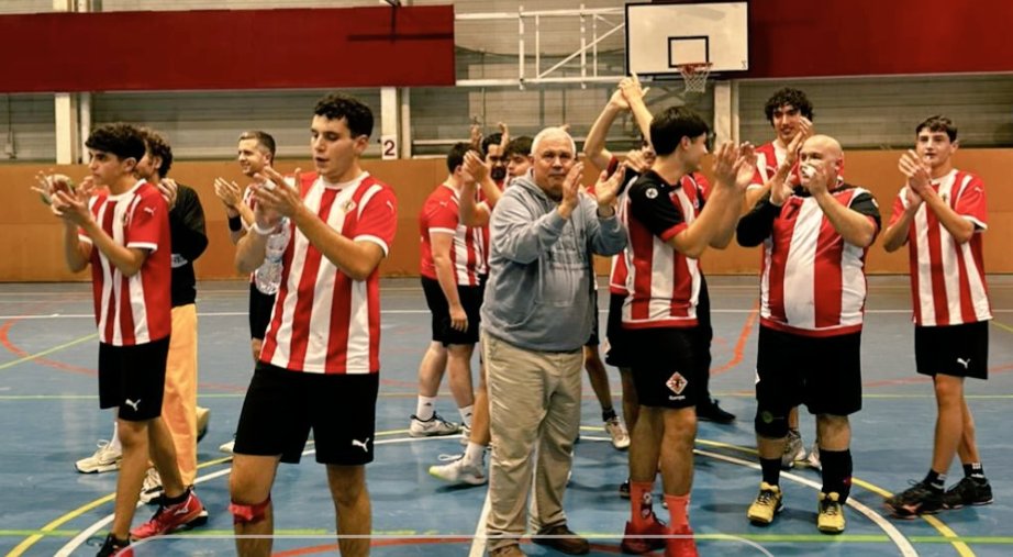 ❗Victòria❗
Després d'aconseguir al darrer partit a l'#Ausoneta el primer punt, avui aconseguim, també a casa, el 1r triomf. El sènior B es fa fort a casa. Enhorabona nois!!!
#3aCatH
2️⃣9️⃣ #chvic_sèniorB 
2️⃣8️⃣ <a href="/HandbolGEiEG/">Handbol GEiEG</a> B

🔴⚪🔴⚪🔴
##orgullósdeserdelVic #VicActivat