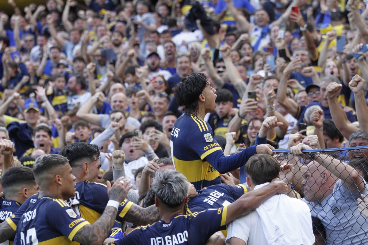 bocanet12's tweet photo. 🗣️ ¡GRÍTALO CHANGO!

📸Un lindo festejo con el pueblo Xeneize 💙💛💙 https://t.co/p56tvjJCl5