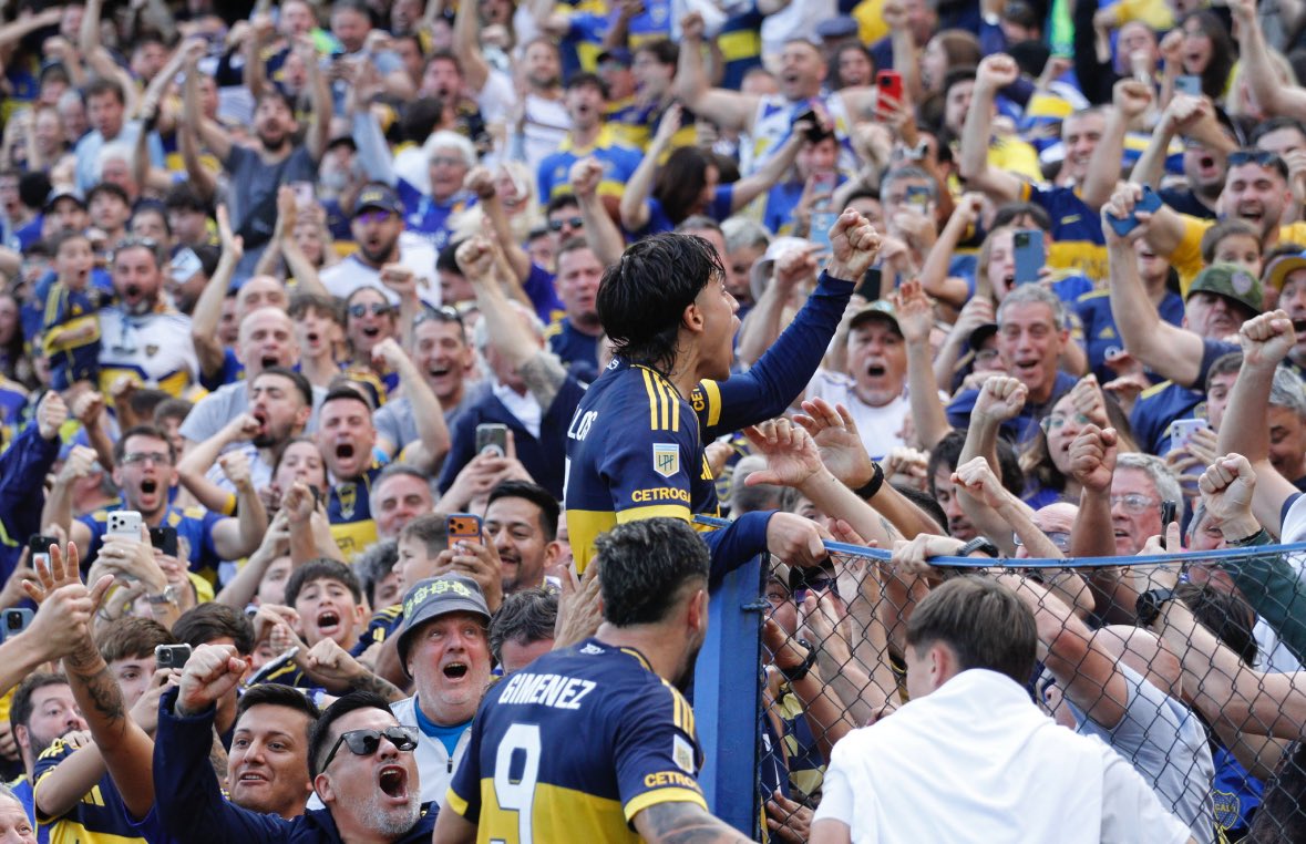 bocanet12's tweet photo. 🗣️ ¡GRÍTALO CHANGO!

📸Un lindo festejo con el pueblo Xeneize 💙💛💙 https://t.co/p56tvjJCl5