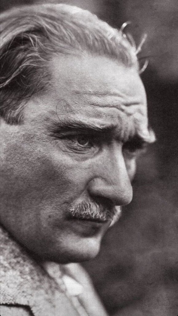 “Beni görmek demek mutlaka yüzümü görmek değildir. Benim fikirlerimi, benim duygularımı anlıyorsanız ve hissediyorsanız bu kafidir.”

Aziz hatırası önünde saygıyla eğildiğimiz Gazi Mustafa Kemal Atatürk’ü, aramızdan ayrılışının 87. yılında minnet ve özlemle anıyoruz.