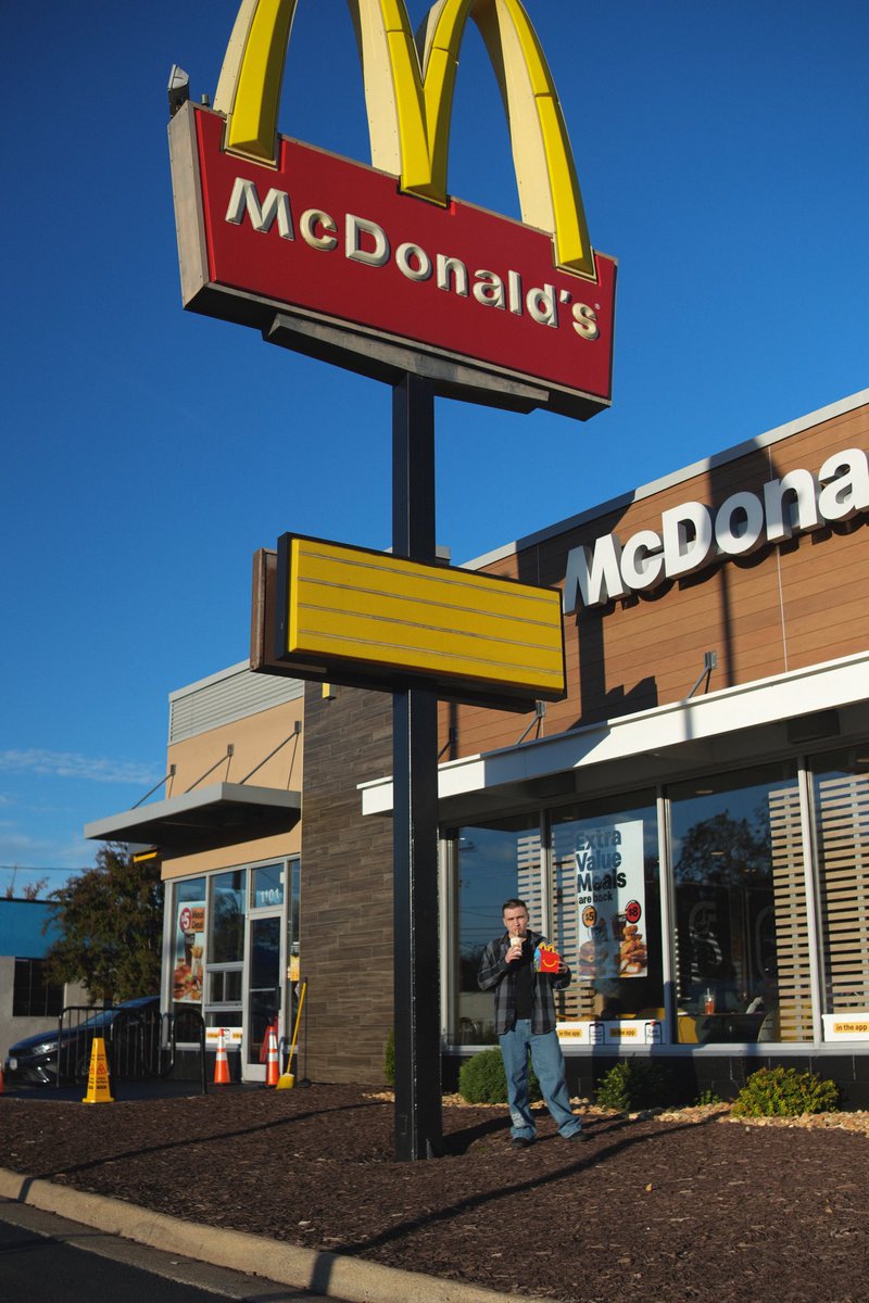 itsdeviniguess's tweet photo. sponsor me @McDonalds https://t.co/7h4M6luFp1