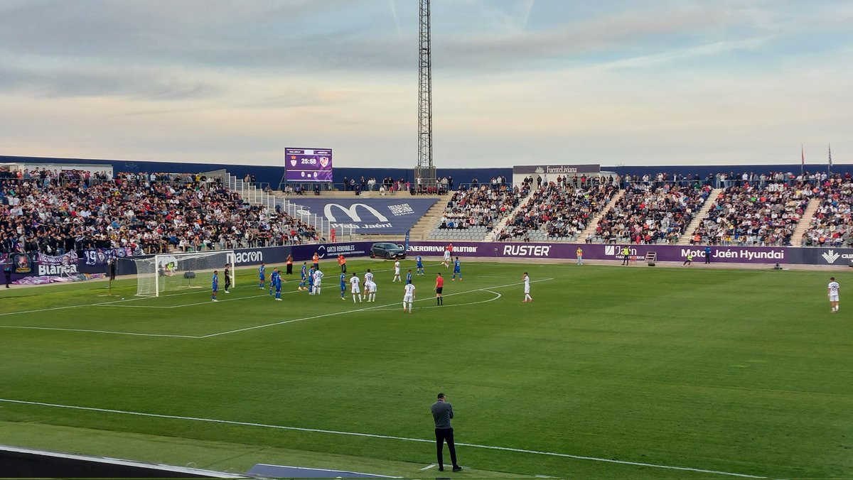 ✅️ Más de 11.600 aficionados al fútbol han llenado las gradas del Estadio La Victoria para disfrutar del derbi provincial. 

✅️ Coincidir con históricos, leyendas y amigos del <a href="/RealJaenCF/">Real Jaén C.F.</a> como Antonio Rueda, Chumilla o Vicente Herrero, un orgullo.
