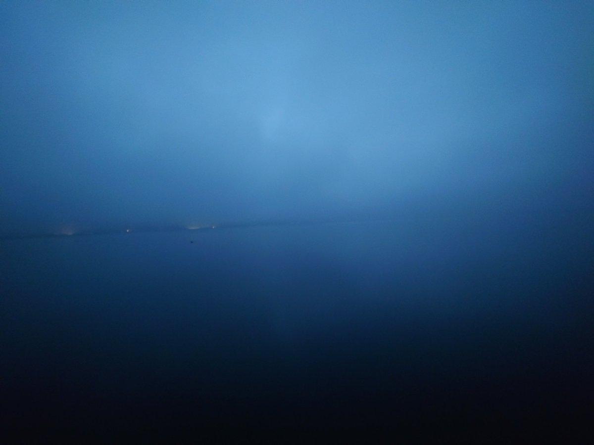 おはようございます☁
霞ヶ浦アサンポ 5:37　外気温11℃

霧が深く立ち込め、湖も空も区別がつかないほど。世界全体が、やわらかな青に包まれています。

その中を、水鳥たちが声を上げながら
ゆっくりと湖面を進んでいきます。

今朝も有り難い。
すべての生き物が幸せでありますように🙏