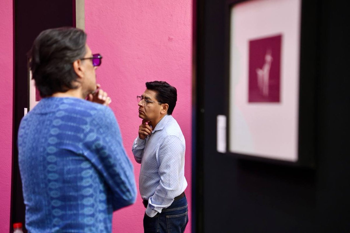 📸 La mirada curiosa y blanquinegra de Paulina Lavista (<a href="/paulinalavistap/">Paulina Lavista</a>) registró, en 1976, momentos grandes e íntimos del <a href="/TCUNAMOficial/">Taller Coreográfico de la UNAM</a> y de su creadora, Gloria Contreras, en escena. 
✨#Hoy inauguramos la #exposición "Homenaje al Taller Coreográfico de la UNAM", con estas 30