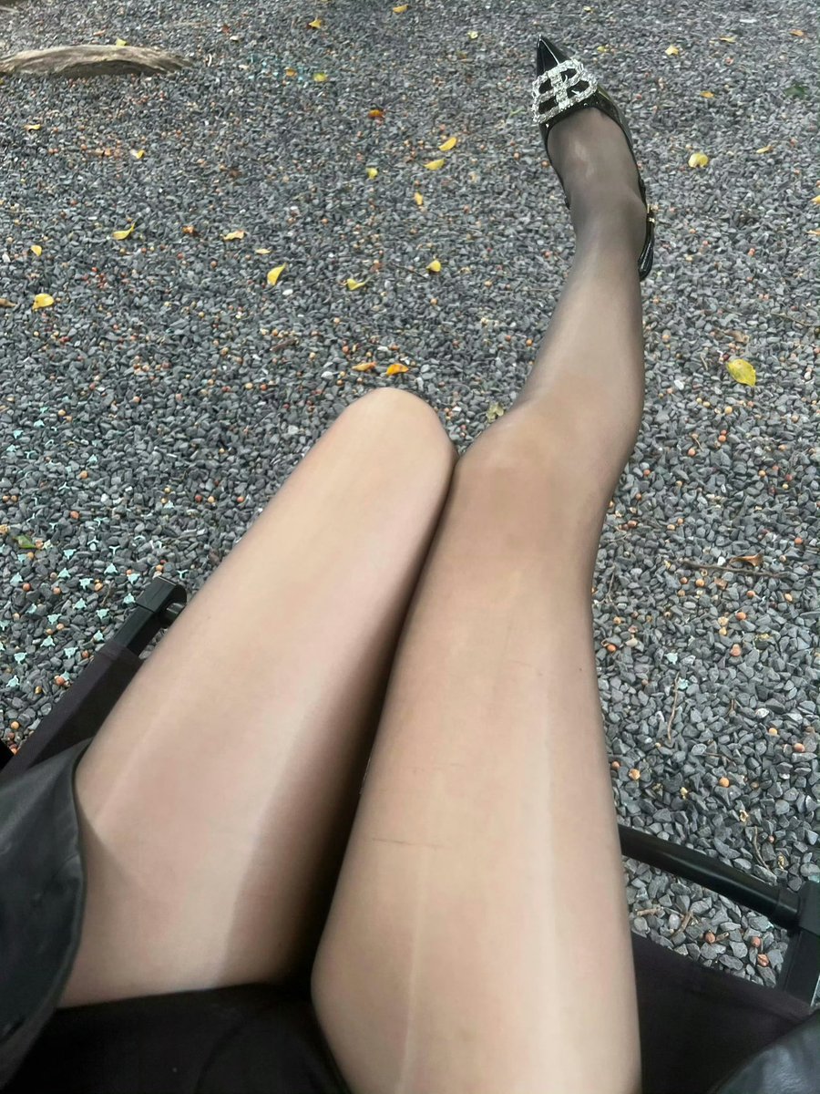 男人的肩膀不一定是用来倚靠的，你有本事把腿搭上去试试呢？ https://t.co/TLaAjmCUq4