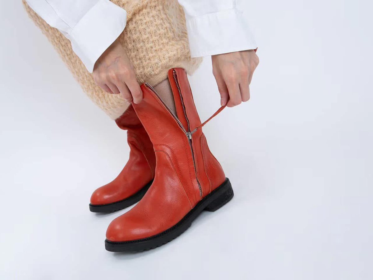 DaisyAlissa's tweet image. “Đôi boots không chỉ để đi – mà để bước lên đẳng cấp mới!” 

Từ những đôi boots da cao cổ cá tính, đến ankle boots tinh tế, cổ điển pha hiện đại, mỗi thiết kế tại ALISSA đều mang hơi thở fashion high-end, chuẩn xu hướng quốc tế 🌍

#MixMatch #LuxuryStyle