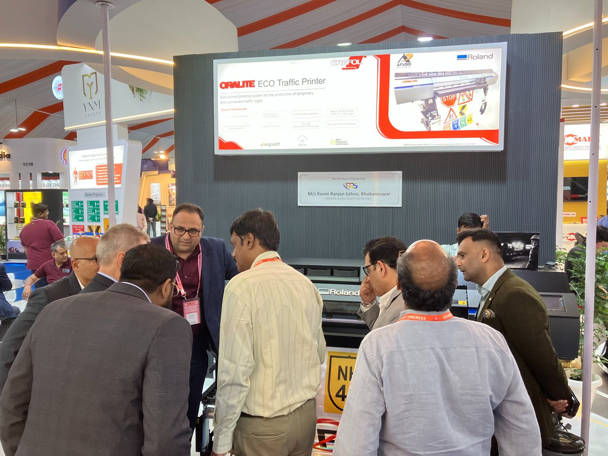 RolandDG_PR's tweet image. 11月7日〜10日、インド・ブバネーシュワルで開催された道路系展示会「India Road Congress」にて、当社のプリント＆カット機を初出品しました✨
 
視認性が命の道路標識👀その出力において、反射材への鮮やかな発色＆反射性を損なわない印刷方式が大好評！
多くの方に足を止めていただきました！…