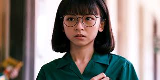 shusukekaneko's tweet image. 『ひとつの机、ふたつの制服』のチェン・イェン・フェイのメガネっ娘が衝撃的＆圧倒的に可愛い。台湾の名門女子高の中間部と夜間部で一つの机をシェアして文通などするというプロットで、本多猪四郎監督の名作『夜間中学』を想起していたが、ここでは二人は社会的階層差を乗り越えての友情を育み、