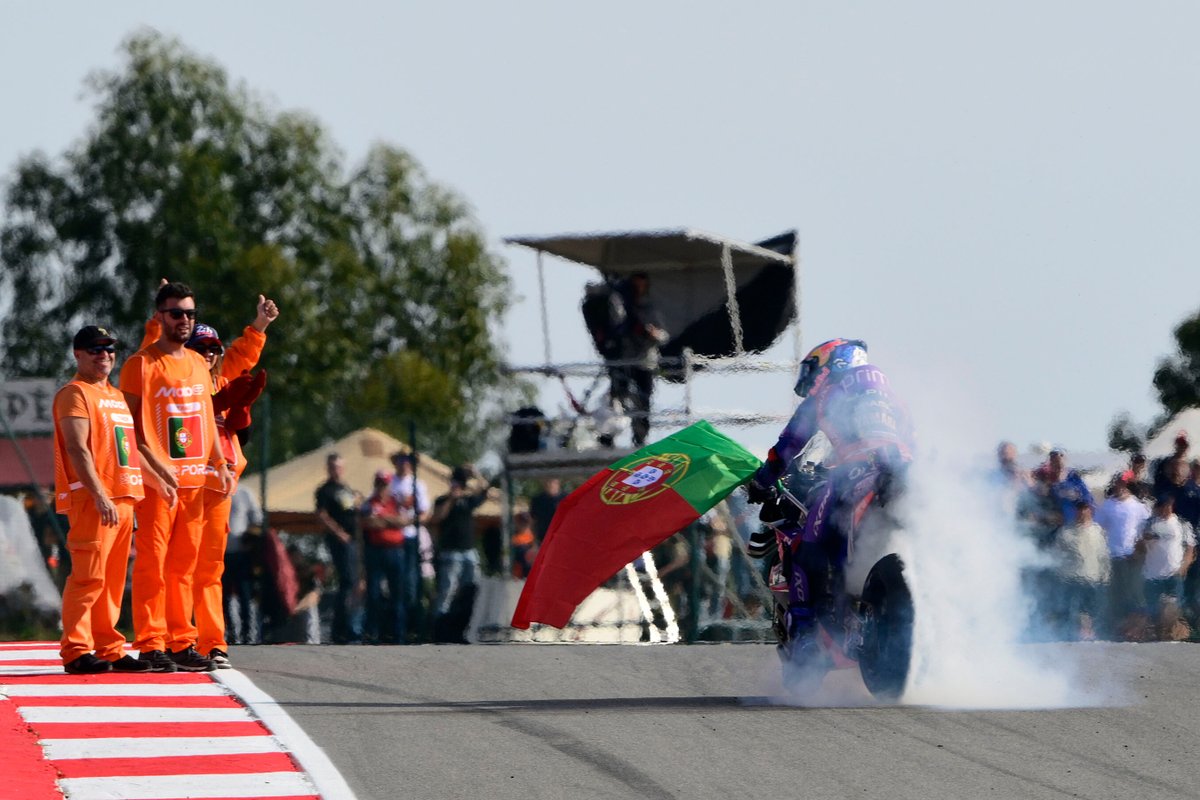 #MotoGP 

Nulla di più emozionante del weekend di Portimao come le celebrazioni e l'omaggio del pubblico a Miguel Oliveira. Sotto l'aspetto emozionale, va detto, ultimamente stanno lavorando benissimo nella promozione dell'evento e del format Motomondiale.