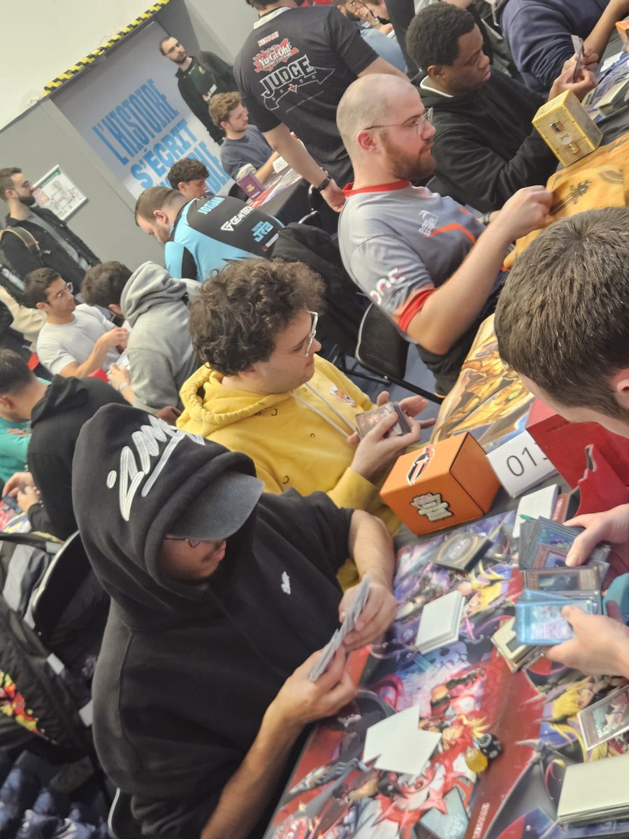 Ares_TCG's tweet photo. Salut l'équipe,

Ce week-end a eu lieu le French Open qui a réunit 1024 personnes ! 
L'évent s'est très bien passé pour nos joueurs puisqu'à l'issue des 10 rondes la plupart prennent des points voire finissent en Top 8 ! 🥳
- Paul, Gims et Matthieu finissent en 9-1 (3ème, 6ème et 7ème). 💪
- Noël et Khalil finissent en 8-2 (26ème et 32ème).
- Clément, Pierre, Romain et notre cher Capitaine 🥸finissent en 7-3 (52ème, 53ème, 93ème et 112ème).

Les profiles des 3 toppeurs arriveront dans la semaine. 👀

Le prochain stop est au WCQ Goupiya avant le YCS Bologne ! 

A la prochaine !                                                          Et vive T1 !