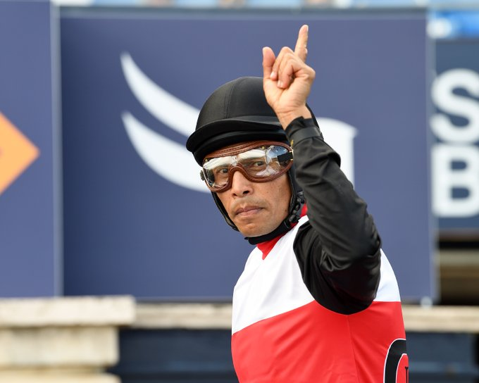 blindadosalas1's tweet photo. #Hipismo Hoy en #GullfstreamPark CARLOS MARTÍNEZ 🇻🇪 nos demostró que la perseverancia y la paciencia dan sus frutos, a pesar del tiempo. Con 45 años de edad y luego de trabajar como galopador de CHAD BROWN, el nacional ganó por primera vez como aprendiz. ¡Enhorabuena! https://t.co/JvZyiPby4q