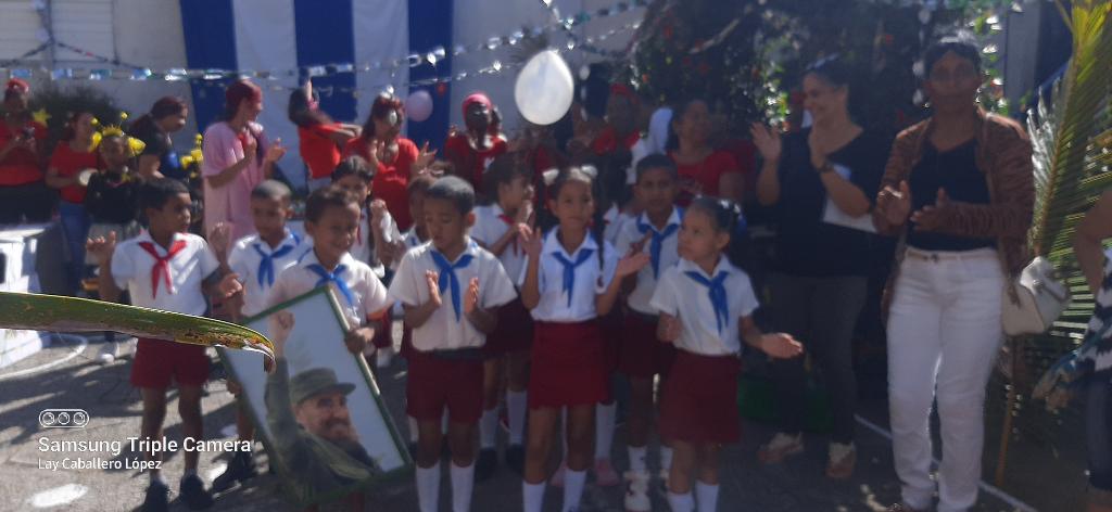 A nuestros maestros del sector rural muchas gracias por tanto amor y entrega. Con todo nuestro Corazón . #FuerzaOriente #NoMásBloqueo #100AñosConFidel <a href="/EducacionIJ/">Educación Isla de la Juventud</a> #SentirPinero #IslaDeLaJuventud <a href="/DiazCanelB/">Miguel Díaz-Canel Bermúdez</a>
<a href="/rlicea_mojena/">Ernesto Licea Mojena Secretario del PCC IJ</a> <a href="/EnaReyesTorre/">Ena Reyes Torres</a>  <a href="/naimatrujillob/">Naima Ariatne Trujillo Barreto</a> <a href="/lobaina_zu24189/">Zulima Lobaina</a>