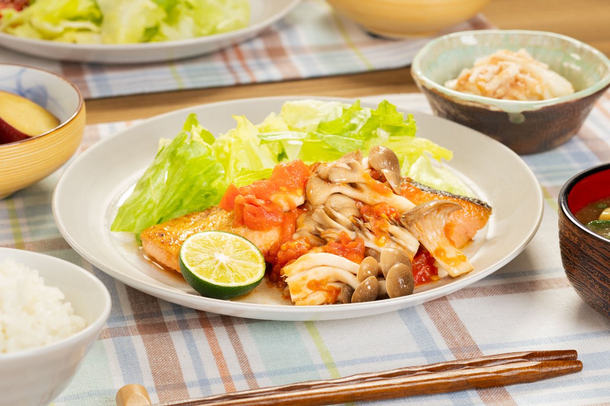 ＼ 11月11日は ＃鮭の日 🐟／
3種類の #きのこ の食感が楽しい！「 ＃鮭 のムニエル〜きのこたっぷりソース〜」をご紹介🍄
きのこと鮭のうま味を楽しむ！栄養満点な一品です✨

＊きのこやレシピへの質問はリプ欄へ↓↓
hokto-kinoko.co.jp/kinokorecipe/r…