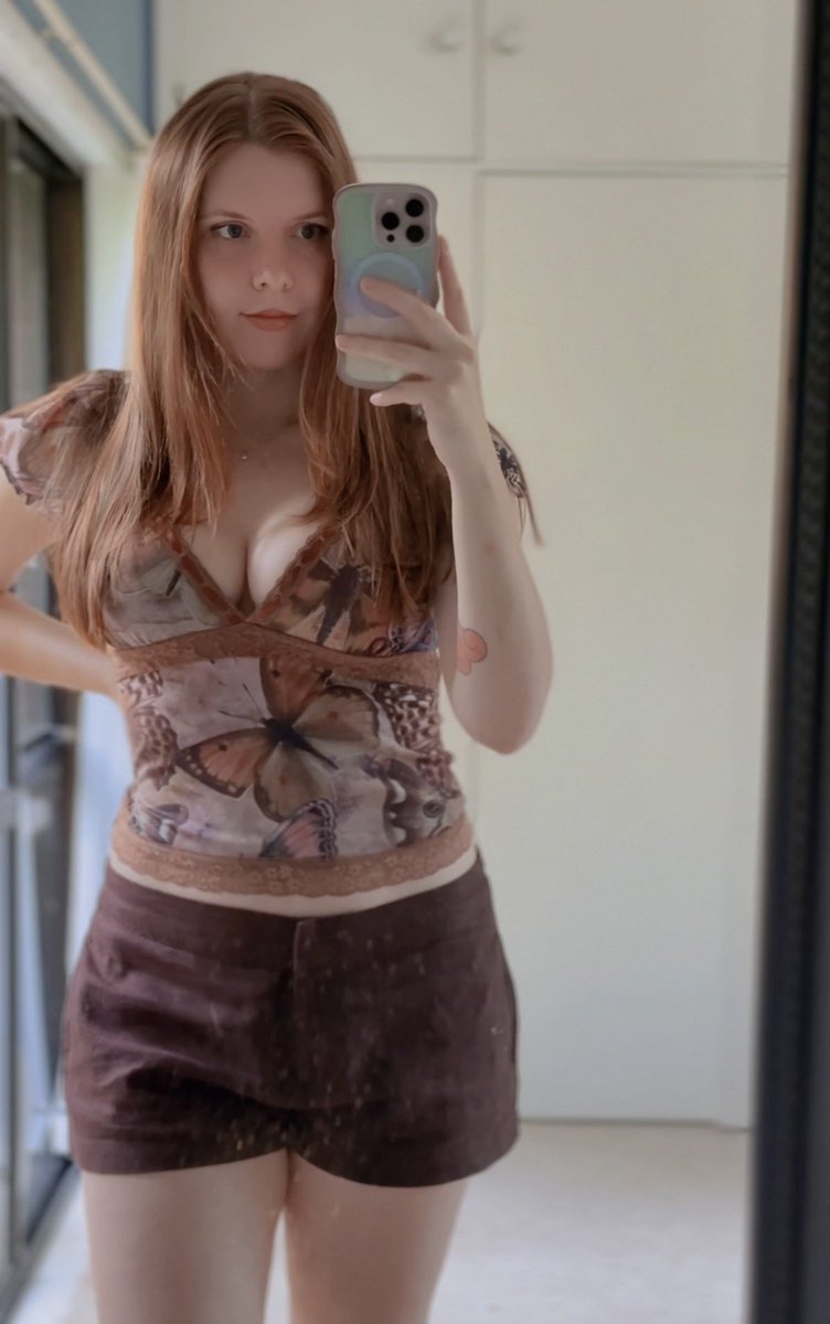 my outfit is giving autumn 🍂