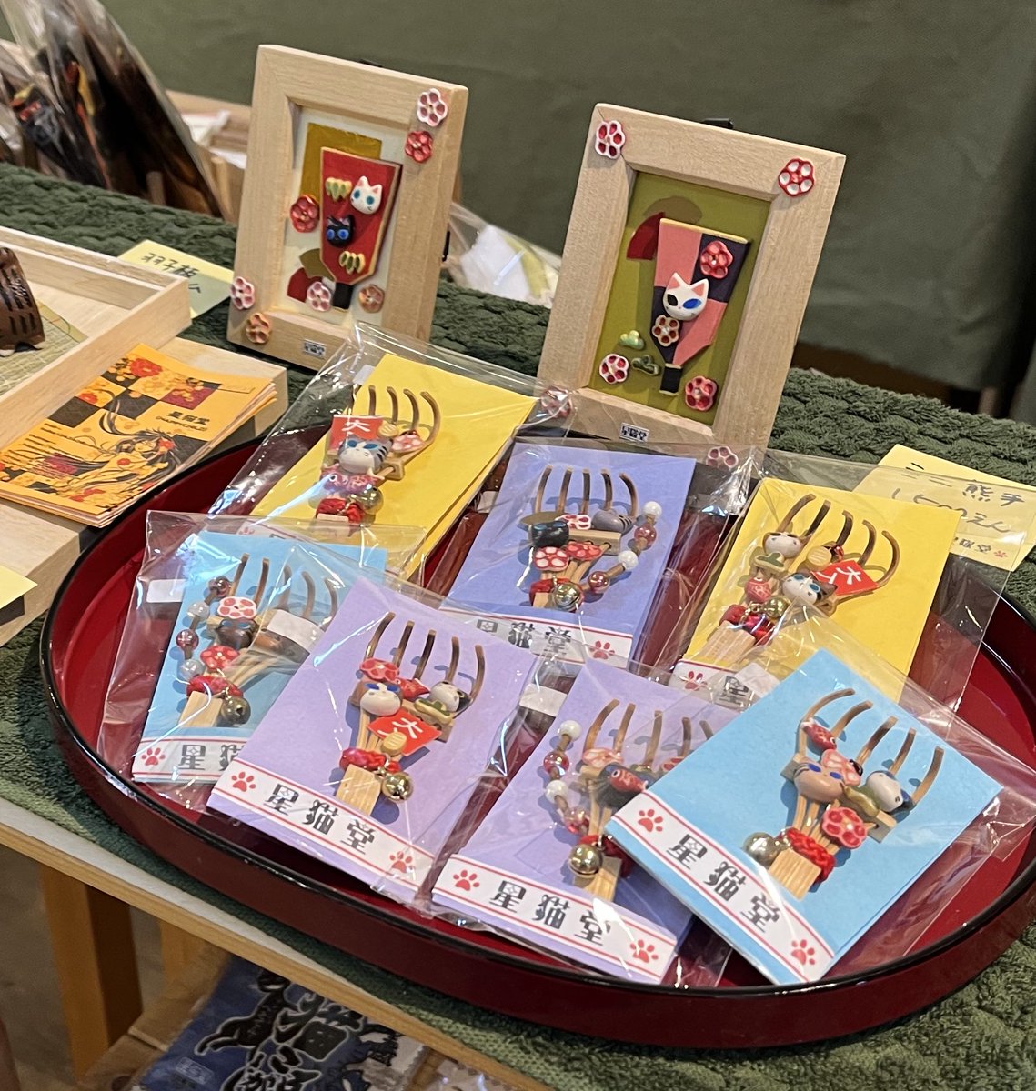 AtelierCOMET's tweet image. #干支うまと浅草ねこの市展 開催中
11/24日(月祝)迄
11:00〜18:00

11/12日(水)は
#浅草酉の市(鷲⛩)
#一の酉
10:00～21:00迄Openします

🐴😺熊手、縁起物
他🐴🐱作品並んでます
 
#浅草 迄お出掛けください
#浅草ねこの市展
#干支うま展
#酉の市
#猫熊手 #馬熊手
#ねこの市
#猫好き 
#馬好き