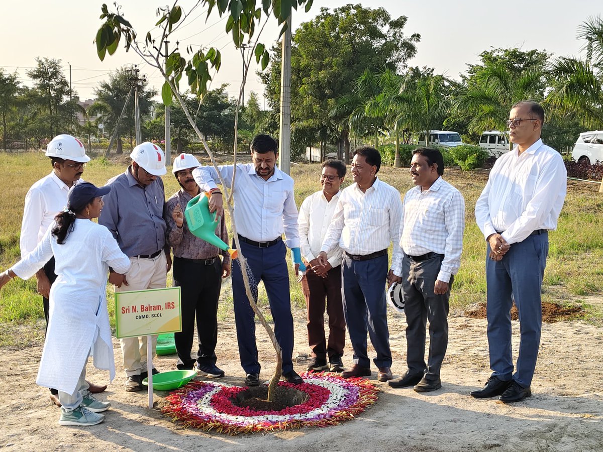 SwaeroGurram's tweet image. ప్రకృతి ప్రేమికులు, మన సింగరేణి చైర్మన్ @balaram_irs సార్ గారిని #STPP అధికారులు మొక్క తో స్వాగతం పలికారు అనంతరం వారు కాలుష్యం నియంత్రించాలంటే మొక్కలను నాటాలి అంటు మొక్క కు నీరు పోస్తున్నారు..