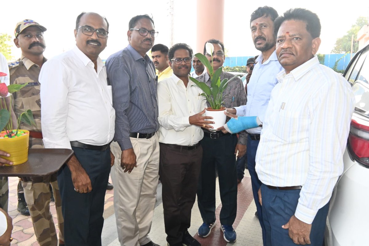 SwaeroGurram's tweet image. ప్రకృతి ప్రేమికులు, మన సింగరేణి చైర్మన్ @balaram_irs సార్ గారిని #STPP అధికారులు మొక్క తో స్వాగతం పలికారు అనంతరం వారు కాలుష్యం నియంత్రించాలంటే మొక్కలను నాటాలి అంటు మొక్క కు నీరు పోస్తున్నారు..