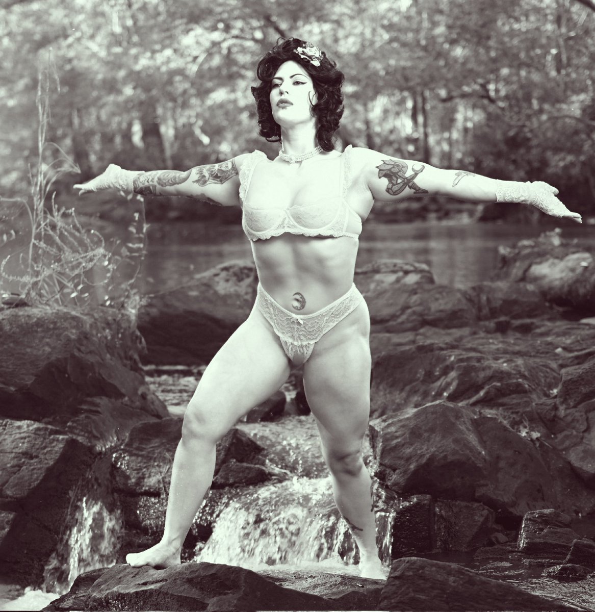 synthetika_lynn's tweet photo. Vintage strongwoman look 💪
📸 JC Barger https://t.co/8VYuz50mAh