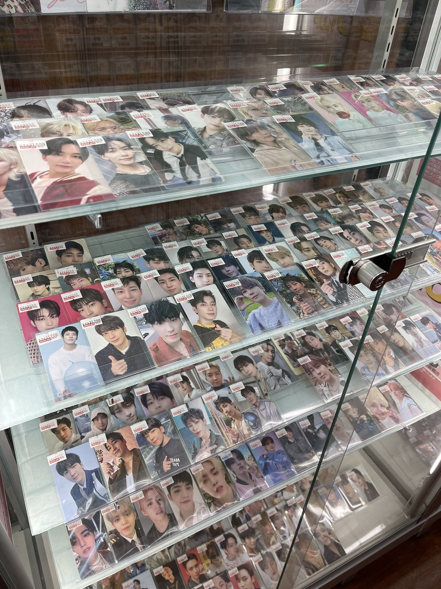 トレカ k-pop 💜K-POP💜】 1階フロアにてセブチやBTSなどの公式トレカ・公式グッズを