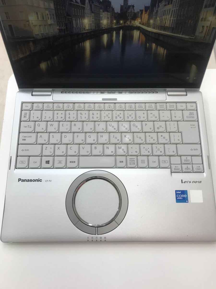 PCcomfullKOBE's tweet image. PCコンフル 神戸三宮店です！今日も元気に営業中☀

実はぼくレッツノートあまり好みではないんですが、FVシリーズだけはマジで使いたいと思えるマシンなんですよね🙂

・14インチながら薄型軽量
・大きいキーボード
・充実のインターフェース

#神戸 #三宮 #三宮センター街
#PC #パソコン #Panasonic