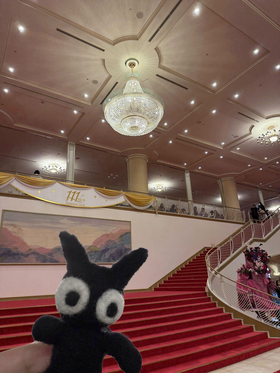 おはようございますナ🐾

先日、宝塚を観劇してきましたナ！
何度か行ってみたいナ～と思いつつ、
今回初観劇だったナ*｡٩(ˊᗜˋ*)و*｡✨

この衣装が！あのタイツが・・！ナ
一日で楽しかったナ～～🥰💕
目の保養で最高でしたので今日も頑張ります！
#企業公式相互フォロー
#企業公式秋のフォロー祭