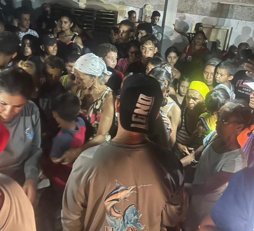 Es de noche, y de manera ordenada, coordinado con los #CDRCuba, sin drama, sin hacer llorar a nadie buscando "likes", en comunidades afectadas de la Sierra Maestra, la caravana de las mipymes "El Almirante" y "Productos Lácteos CID", reparte ayuda. #Cuba  #TodosSomosCederistas