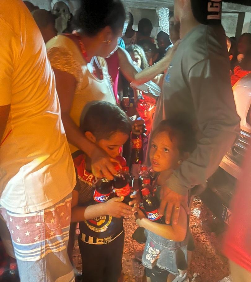 GHNordelo5's tweet photo. Es de noche, y de manera ordenada, coordinado con los #CDRCuba, sin drama, sin hacer llorar a nadie buscando "likes", en comunidades afectadas de la Sierra Maestra, la caravana de las mipymes "El Almirante" y "Productos Lácteos CID", reparte ayuda. #Cuba  #TodosSomosCederistas https://t.co/4BEJarqmij