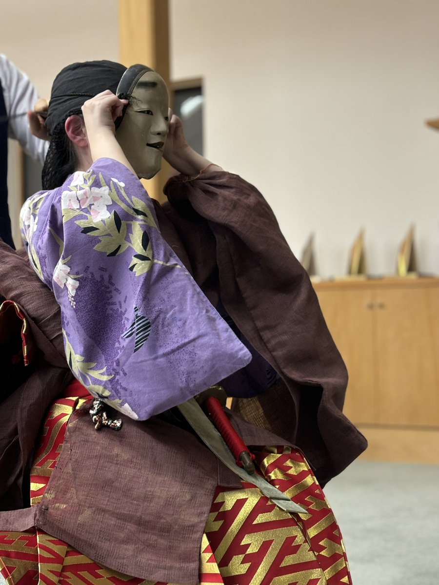 〜能『経正』お稽古の様子〜

写真は能面の向きを調整しているところです。
「面当て」という綿が入った布を能面の頬とおでこの部分に貼って演者の顔に合わせるのですが、これがとっても難しい！ 
能面はわずかな顔の上下で表情が変わるので、ベストな姿勢を探して細かな修正を行いました。　#能楽部