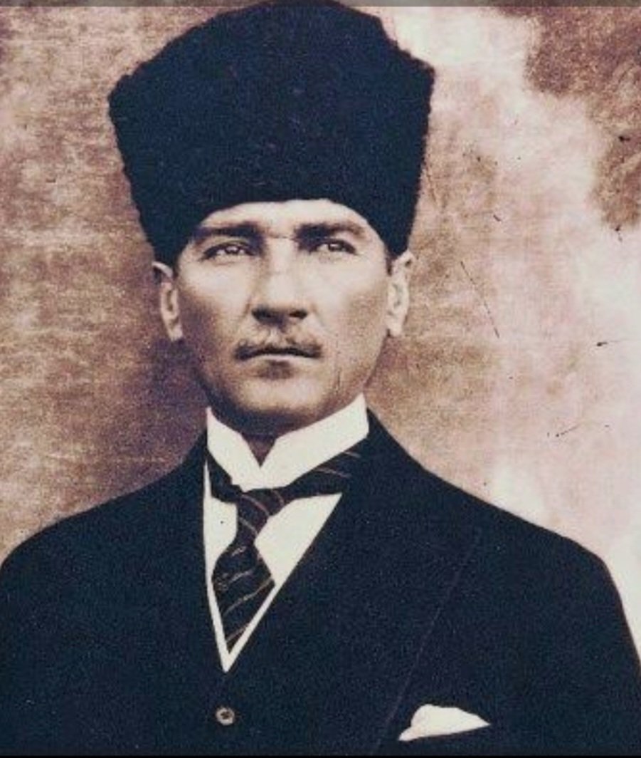 Cumhuriyetimizin kurucusu, insanlık tarihinin en büyük devrimcilerinden birisi olan Gazi Mustafa Kemal Atatürk'ü büyük bir minnet ve saygıyla anıyor, her zaman ve son nefesime kadar yolunda yürüyeceğimi tekrarlıyorum.