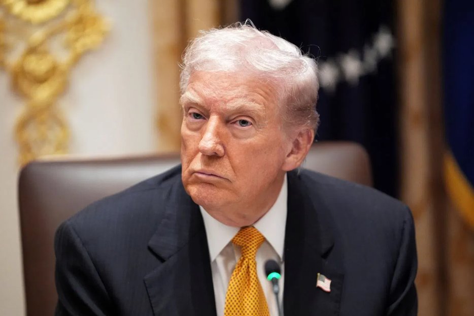 News4SA's tweet image. $2,000 CHECKS?? | bit.ly/485t0Q3
President Donald Trump announced on Sunday that he will give a $2,000 check to every American, which will come from the tariff revenue collected by the administration.