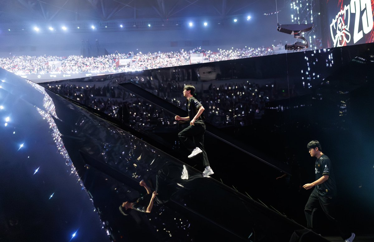 Yicun_liu's tweet image. “run forrest run!”

#lolesports
#worlds2025