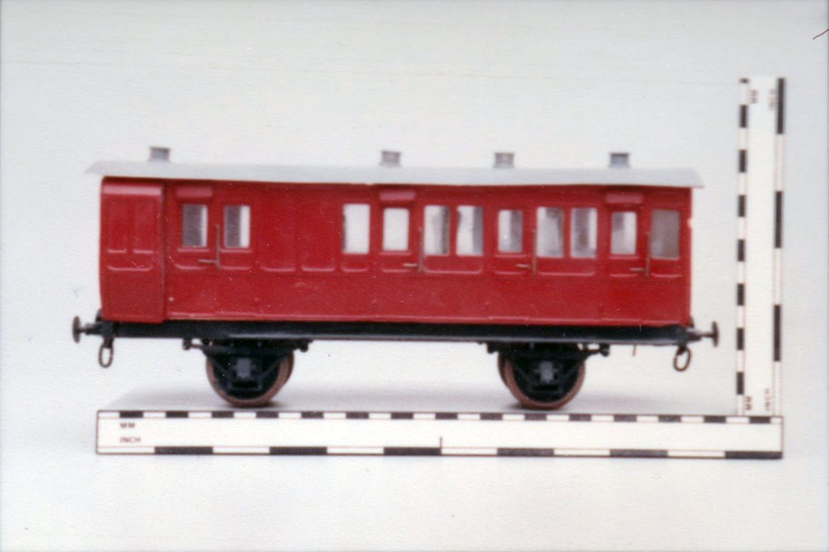 ModelsThomas's tweet image. Here&apos;s a useless fact. In this scene,  the brake coach roof is backwards.  Note the roof vents.