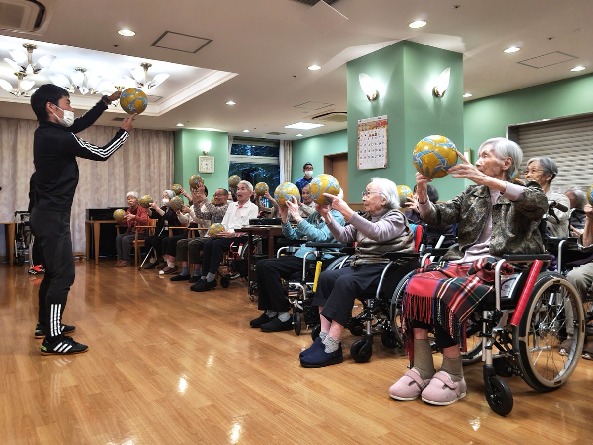 Official_TSUKUI's tweet image. F・マリノススポーツクラブのコーチによるサッカー教室第2弾⚽️
今回はツクイ・サンシャイン横浜戸塚の有料老人ホームで開催しました！

コーチの掛け声に合わせて、ボールを使った体操を実施🙌
PK対決ではお客様による力強いシュートが見事に決まり、会場はとても盛り上がりました✨

#fmarinos  #健康