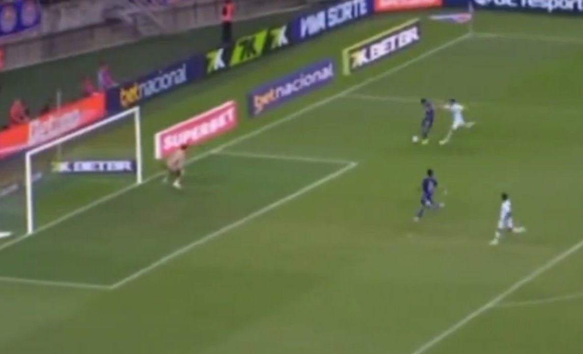 inacreditável, dominaram o Grêmio mais uma vez, mas o Breno além de burro foi fominha e perdeu a oportunidade de matar o jogo já no primeiro tempo, patético.