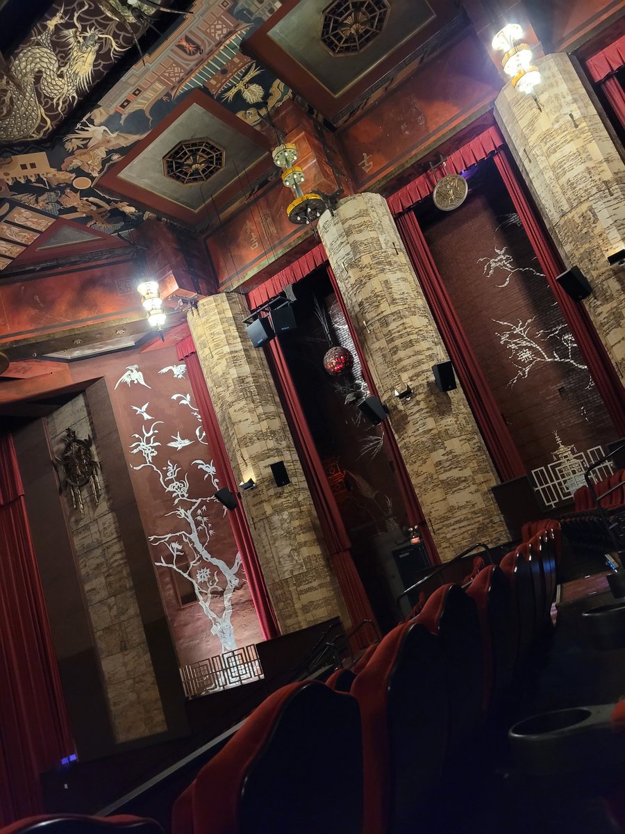 JackRaids's tweet image. Saw Predator Badlands and went to the Chinese Theater for 1st time.

I didn't expect it to be so big inside or a actual curtain revealing the screen!

#PredatorBadlands