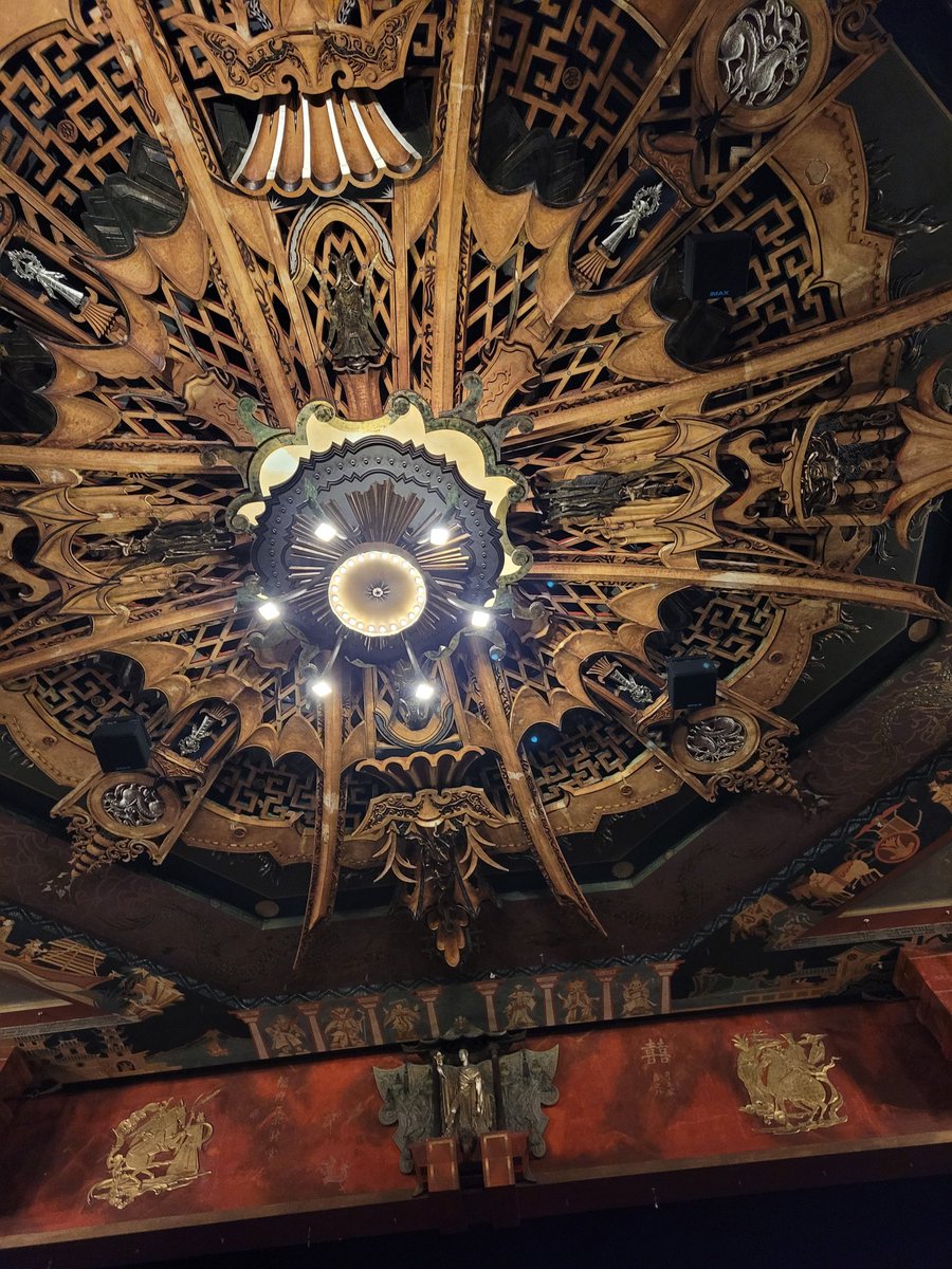 JackRaids's tweet image. Saw Predator Badlands and went to the Chinese Theater for 1st time.

I didn't expect it to be so big inside or a actual curtain revealing the screen!

#PredatorBadlands